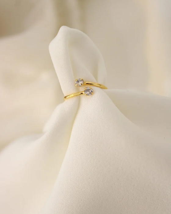 Anel Folheado a Ouro com Pedras de  Zircônia Elegante