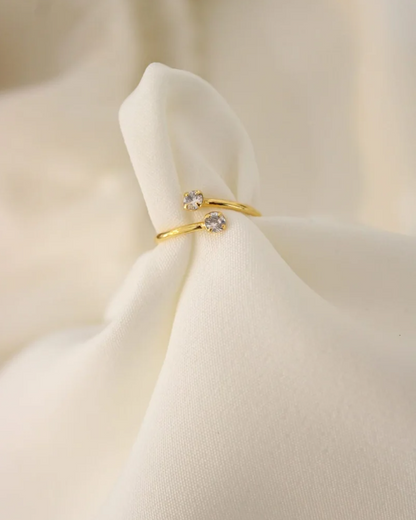 Anel Folheado a Ouro com Pedras de  Zircônia Elegante