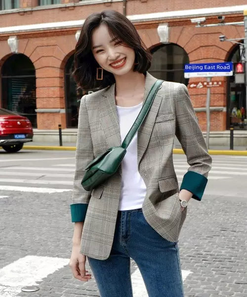 Blazer Feminino Listrado Acinturado com Botão