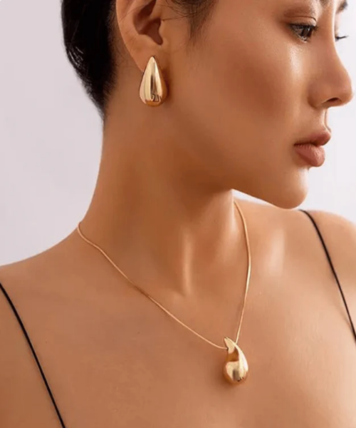 Brinco e Colar Gota Dourados (2 Peças) - Elegância Atemporal para Seu Estilo